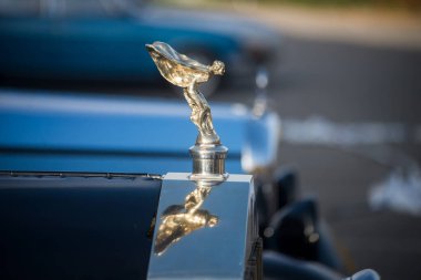 Mulhouse - Fransa - 9 Ekim 2022 - Sokakta park etmiş Rolls Royce logosuna yakın plan