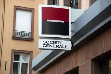 Strasbourg - Fransa - 9 Ekim 2022 - Fransız banka acentesinin sokaktaki ön cephesindeki sosyete genel tabelasının kapatılması
