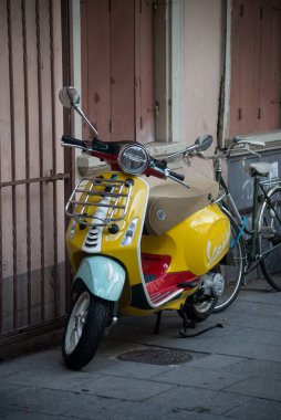 Strasbourg - Fransa - 9 Ekim 2022 - Sokakta park edilmiş sarı vintage vespa scooter manzarası