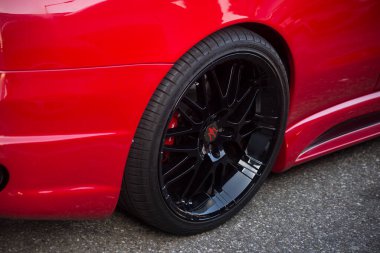 Mulhouse - Fransa - 9 Ekim 2022 - Maserati kırmızı spor araba tekerine yakın çekim 