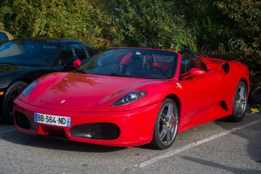 Mulhouse - Fransa - 9 Ekim 2022 - Üstü açık kırmızı Ferrari F430 'un caddeye park edilmiş görüntüsü 
