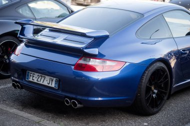 Mulhouse - Fransa - 9 Ekim 2022 - Caddeye park edilmiş mavi Porsche 911 GT3 'ün arka görüntüsü