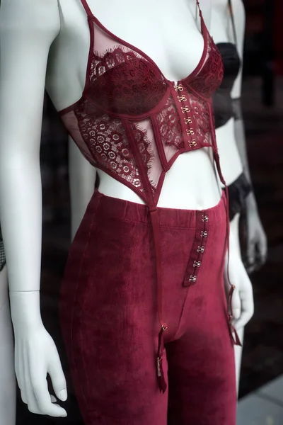 Närbild Röda Underkläder Skyltdocka Modebutik Showroom — Stockfoto