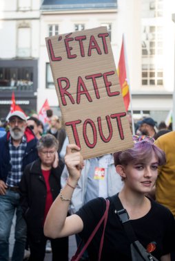 Mulhouse - Fransa - 18 Ekim 2022 - sokakta Fransızca pankartla protesto eden insanlar: l 'etat rate tout, traduction in English: devlet her şeyi gözden kaçırıyor