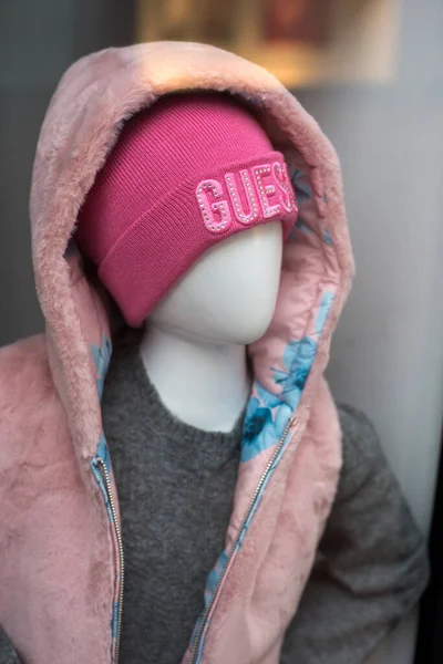 Mulhouse France 2022 진열실 Guess Wooen Hat Pink Vest Mannequin — 스톡 사진