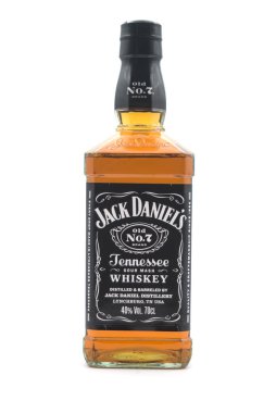 Mulhouse - Fransa - 19 Ekim 2022 - Beyaz arka planda Jack Daniels viski şişesine yakın plan 