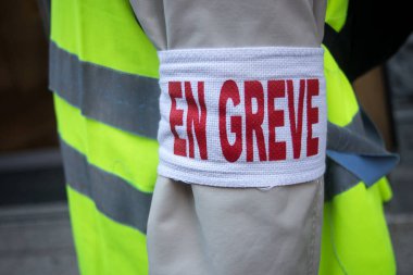 Caddede Fransızca kesim ve metinlerle protesto eden bir adamın yakınlaşması: Grev, ingilizce gelenek: grev