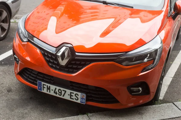Mulhouse Frankrike Oktober 2022 Framsidan Orange Färg Renault Clio Parkerad — Stockfoto