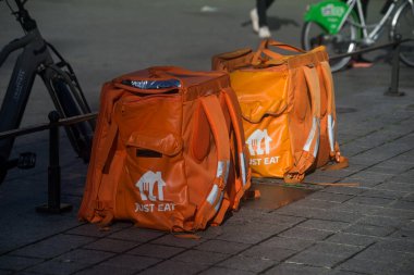 Strasbourg - Fransa - 22 Ekim 2022 - Sokakta yenecek paketlerin yakın çekimi, ünlü dağıtım markası
