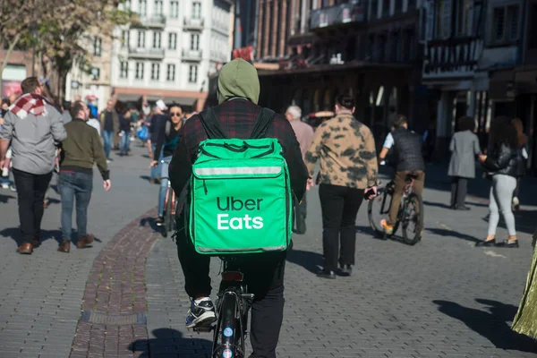 Strasbourg - Fransa - 22 Ekim 2022 - Uber 'in portresi bisikletli kurye sokakta bekliyor 