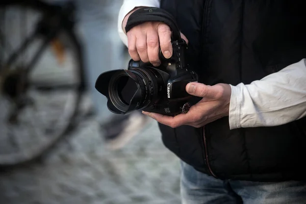 2022年10月22日 法国斯特拉斯堡 摄影记者手拿着佳能相机在街上拍摄现场镜头 — 图库照片
