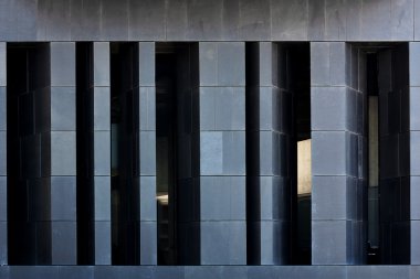 Siyah cephe. Bir siyah modern tarzı binanın açık windows.