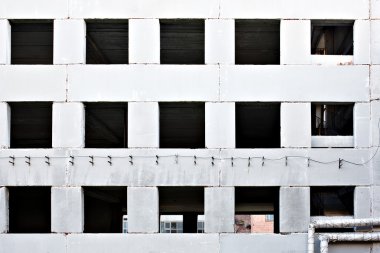 duvar eski kırık camlar ile fabrika ev yıkıldı. Harika Cadılar Bayramı ve hayalet arka plan olarak.