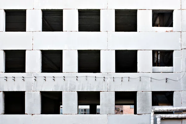 Muro di vecchia casa di fabbrica distrutta con finestre rotte. Grande come Halloween e sfondo fantasma . — Foto Stock