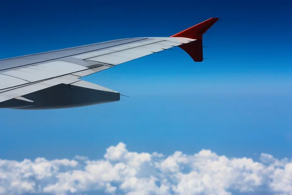 Asa de um avião voando acima das nuvens — Fotografia de Stock