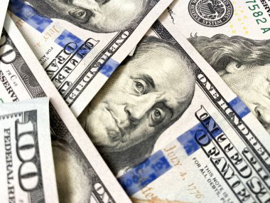 Yüz dolarlık banknotların geçmişi. Yüz dolarlık banknotların dokusu. Bir sürü dolar.