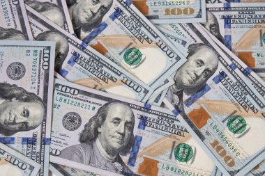 Yüz dolarlık banknotların geçmişi. Yüz dolarlık banknotların dokusu. Bir sürü dolar.