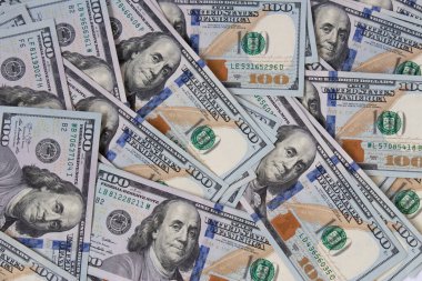 Yüz dolarlık banknotların geçmişi. Yüz dolarlık banknotların dokusu. Bir sürü dolar.