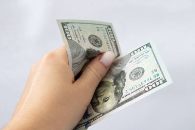 100 dolar yakın plan beyaz izole bir arka plan için. Yüz dolarlık banknot