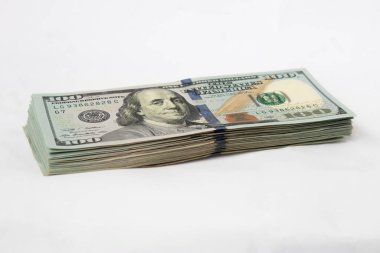 Beyaz izole edilmiş arka planda bir yığın 100 dolarlık banknot. 100 dolarlık banknotlar