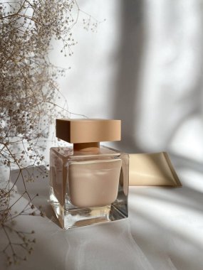 İzole edilmiş beyaz arka planda parfüm yakın plan