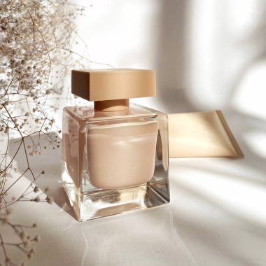 İzole edilmiş beyaz arka planda parfüm yakın plan