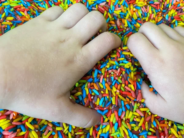 Sensorische Ontwikkeling Bij Kinderen Gekleurde Rijst Voor Sensorische Ontwikkeling — Stockfoto