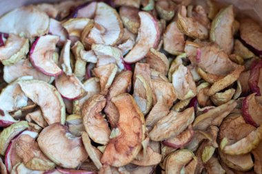 Kurutulmuş elmaların yakın plan çekimleri. Kurumuş elma dokusu