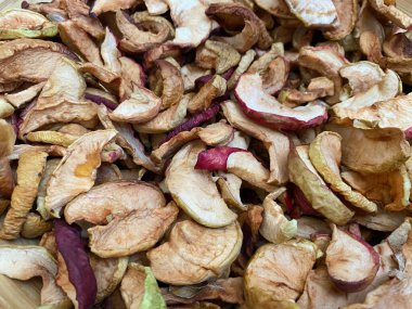 Kurutulmuş elmaların yakın plan çekimleri. Kurumuş elma dokusu