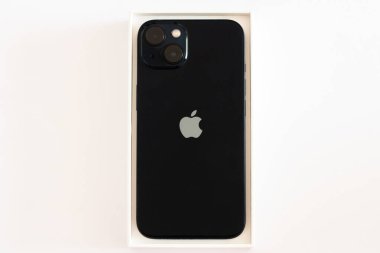 Grodno, Belarus - 10.26.2021: Yeni iPhone 13 gece yarısı