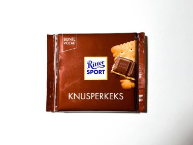 Grodno, Belarus - 10.28.2021: Kurabiye aromalı Çikolata Ritter Spor