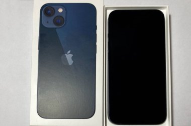 Grodno, Belarus - 10.26.2021: Yeni iPhone 13 gece yarısı