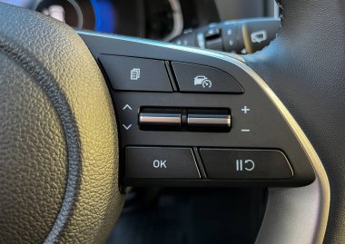 Grodno, Belarus - 10.29.2021: Hyundai Creta 2021 veya Hyundai ix25 otomobilinin içi. Seyir kontrol düğmeleri, direksiyondaki ses iletişimi.