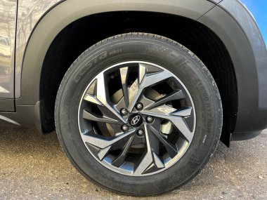 Grodno, Belarus - 10.29.2021: 17 inçlik bir hiundai arabadaki Kumho lastikleri