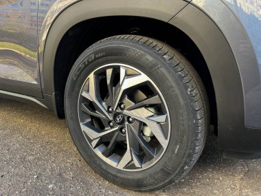 Grodno, Belarus - 10.29.2021: 17 inçlik bir hiundai arabadaki Kumho lastikleri