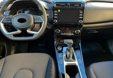 Arabanın iç kısımlarını. Direksiyon, cihaz paneli, bilgisayar ekranı, otomatik iletim