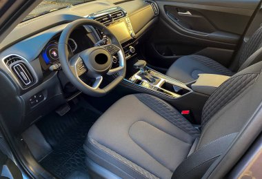 Arabanın iç kısımlarını. Direksiyon, cihaz paneli, bilgisayar ekranı, otomatik iletim