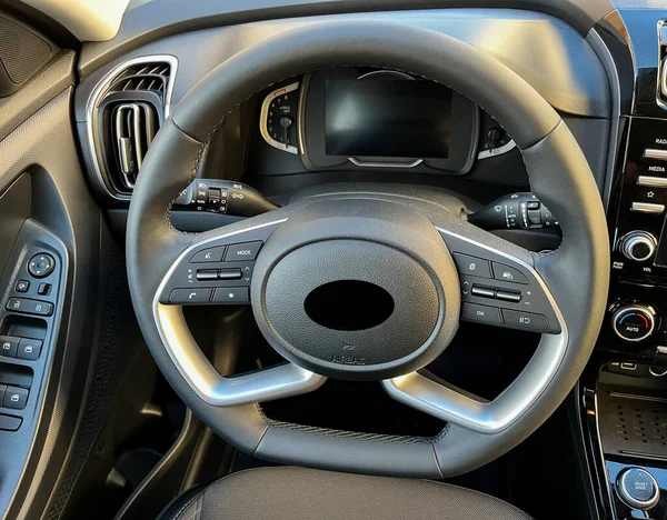 Interieur Van Het Autointerieur Stuurwiel Instrumentenpaneel Computerscherm Automatische Transmissie — Stockfoto