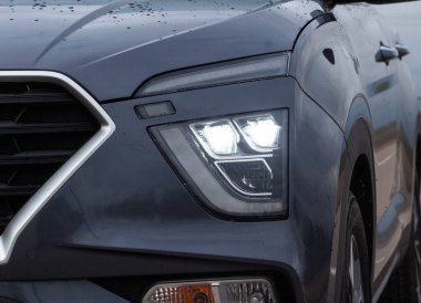 Grodno, Belarus - 10.29.2021: Düşük kirişli ön farlar ve Hyundai Creta 2021 'in yüksek kirişleri (Hyundai IX25)