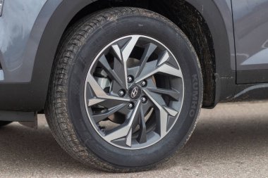 Grodno, Belarus - 10 / 29 / 2021: Hyundai Creta 2021 'in 17 inçlik tekerleklerinde Kumho lastikleri