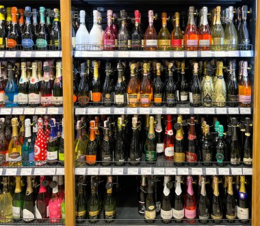 Grodno, Belarus - 11.21.2021: Şampanya ve köpüklü şaraplar mağazanın rafında