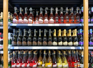 Grodno, Belarus - 11.21.2021: Şampanya ve köpüklü şaraplar mağazanın rafında