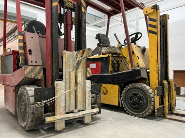 Elektrik yükleyicisi - çeşitli depolarda ağır yüklerin taşınması için yüksek istikrarı sağlayan kendinden güdümlü ekipman