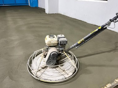 Benzin harç makinesiyle doldurduktan sonra zemini gıcırdatmak. Sel basmış zeminin beton kaplama makinesiyle öğütülmesi