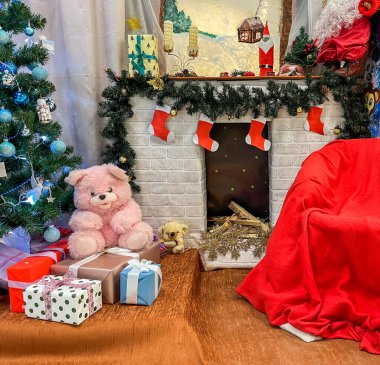 Dekoratif Noel şöminesi. Noel için hazırlanıyorum. Evin köşesinin dekoratif dekorasyonu.