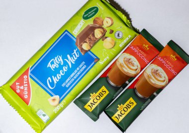 Grodno, Belarus - 12.15.2021: Lezzetli Choco Nut Edel Nuss çikolatası ve cappuccino kahvesi Jacobs Cappuccino