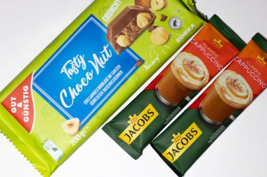 Grodno, Belarus - 12.15.2021: Lezzetli Choco Nut Edel Nuss çikolatası ve cappuccino kahvesi Jacobs Cappuccino
