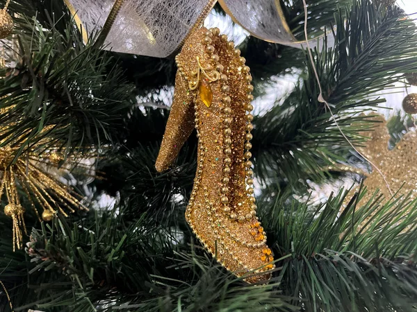 Juguete Navidad Para Árbol Navidad Forma Zapatilla Oro —  Fotos de Stock