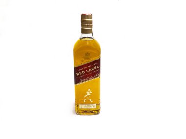 Grodno, Belarus - 12.23.2021: Johnny Walker Red Label viskisi beyaz izole edilmiş arka planda