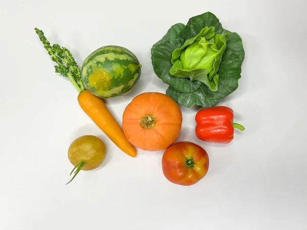 Zole Edilmiş Arka Planda Mini Sebze Meyve Karışımı — Stok fotoğraf